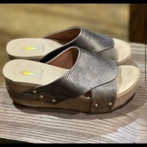 Volatile platform sandals size 8 copper color